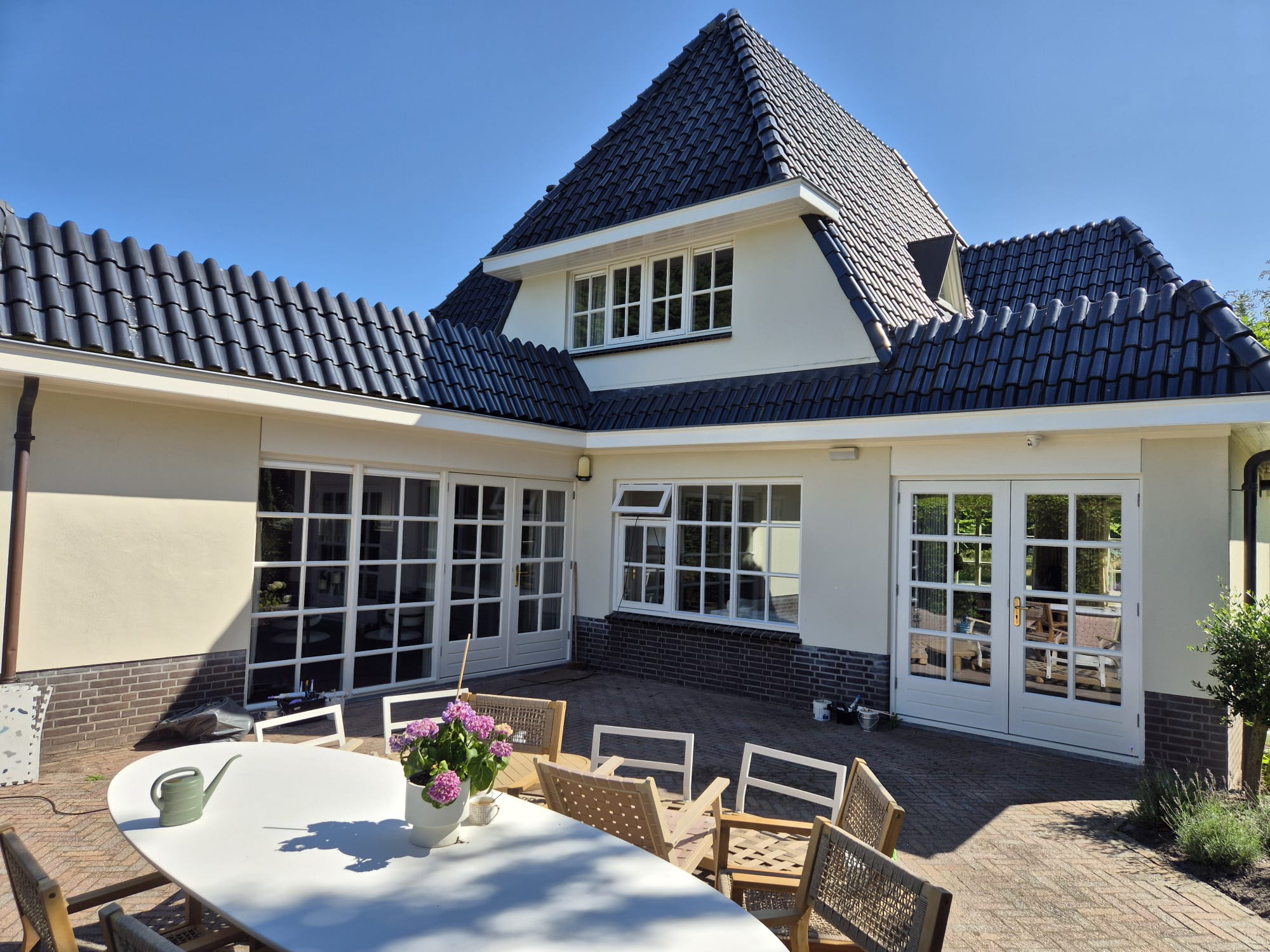 Buitenschilderwerk woning: gevel, kozijnen & dakgoten